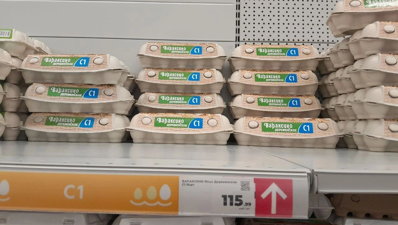 Куриные яйца на полках продуктового магазина