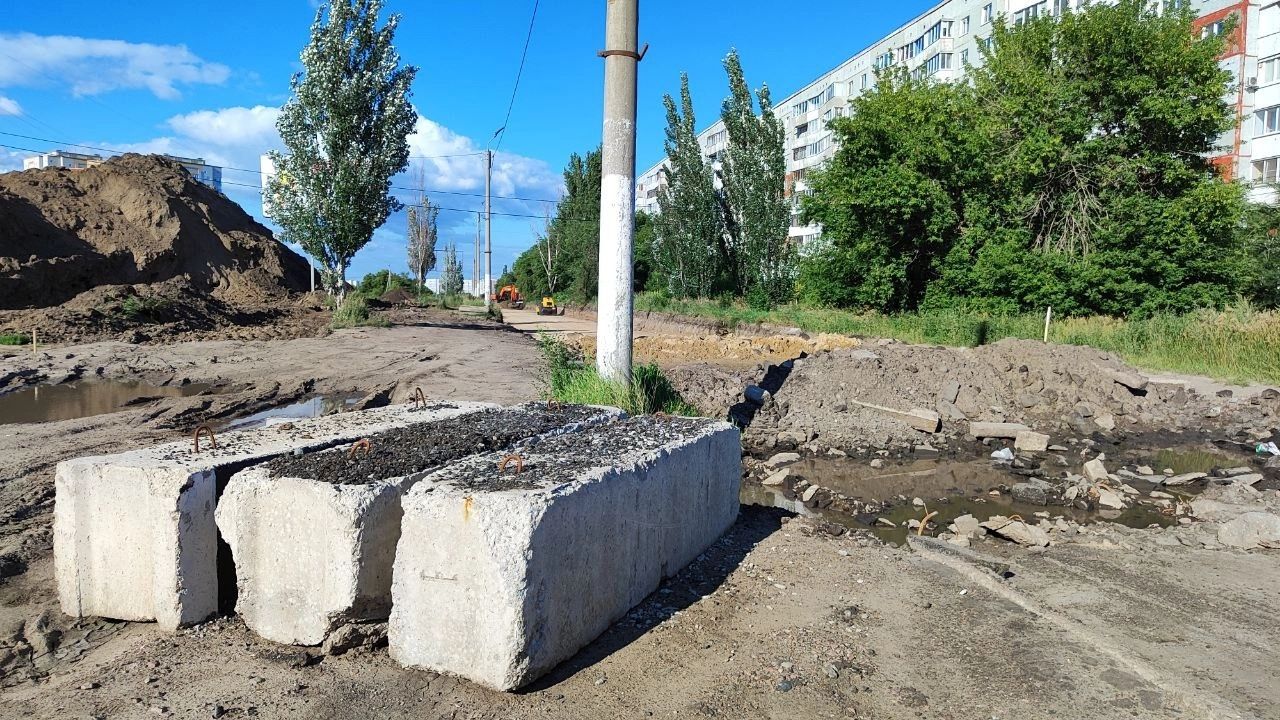 Рядом с лужами находятся бетонные блоки