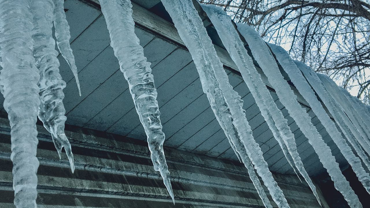 В Ярославле УК накажут за плохую очистку крыш от наледи