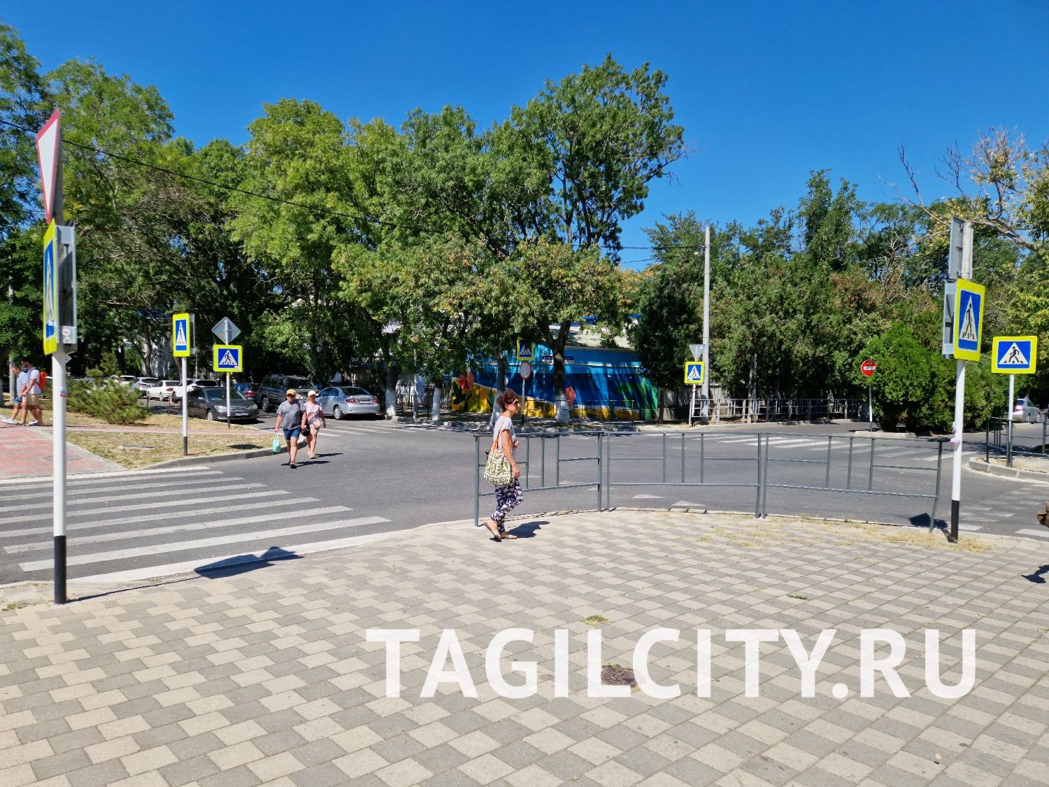 Узкие пешеходные дорожки, но везде ровная и крепкая плитка.