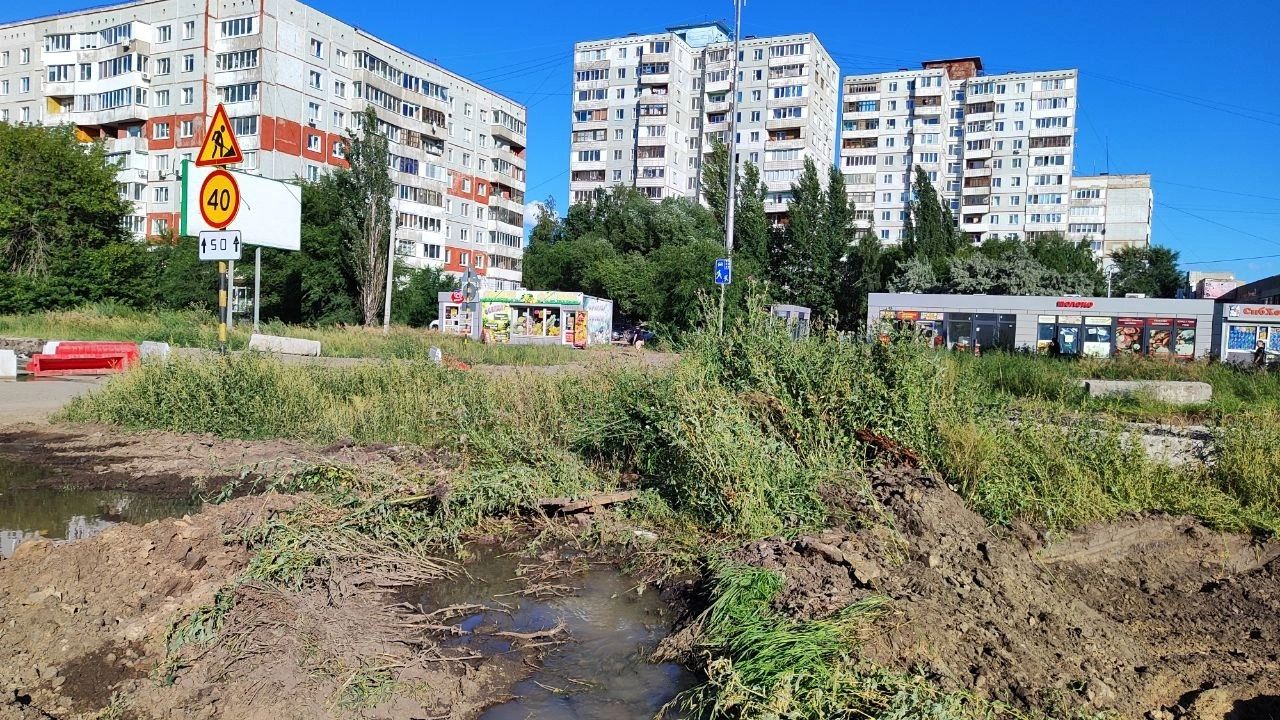 Возле лужи на бульваре Архитекторов стоит ужасная вонь