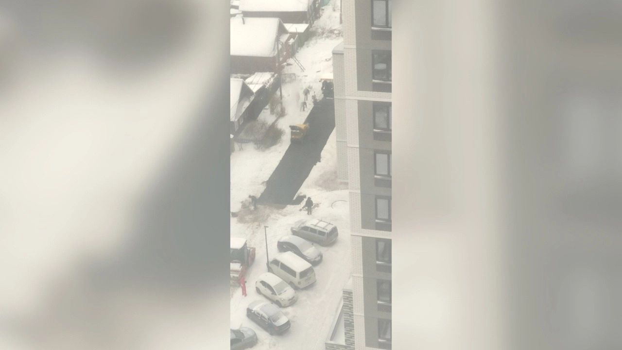 Ижевчане снова высмеяли укладку асфальта в сильный снегопад