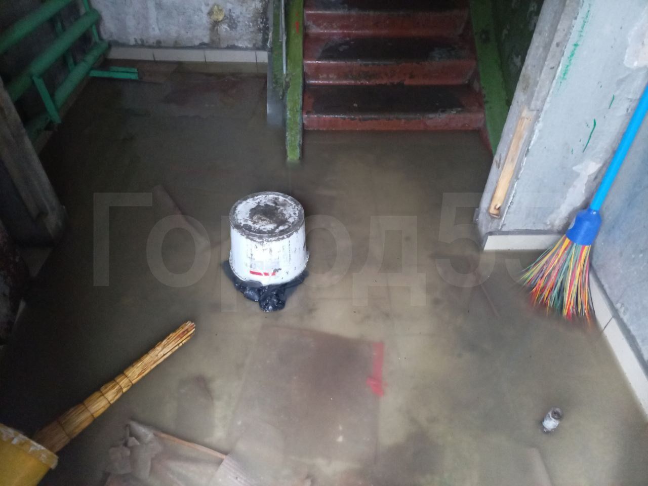 В подъездах вода стоит на всех этажах