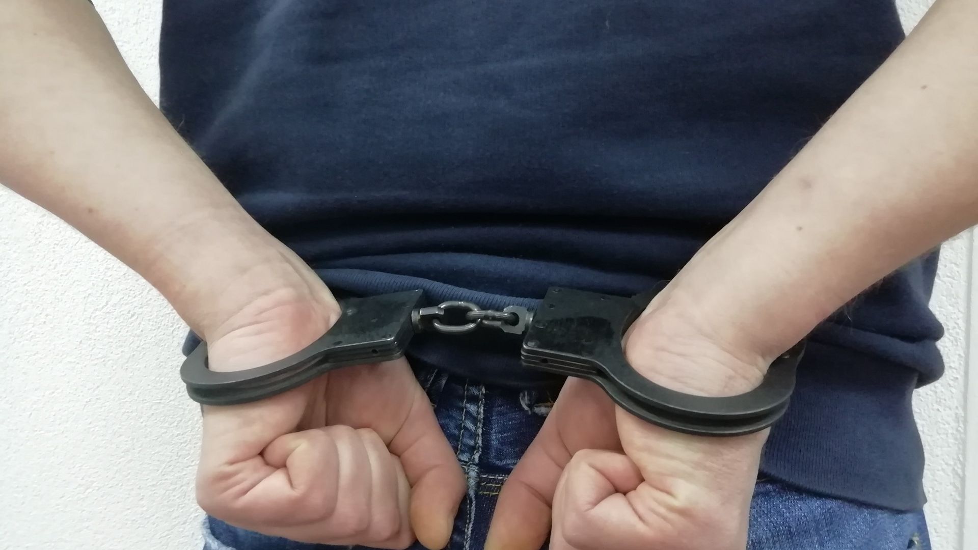 Полицейские задержали омича, укравшего мобильный у ребенка