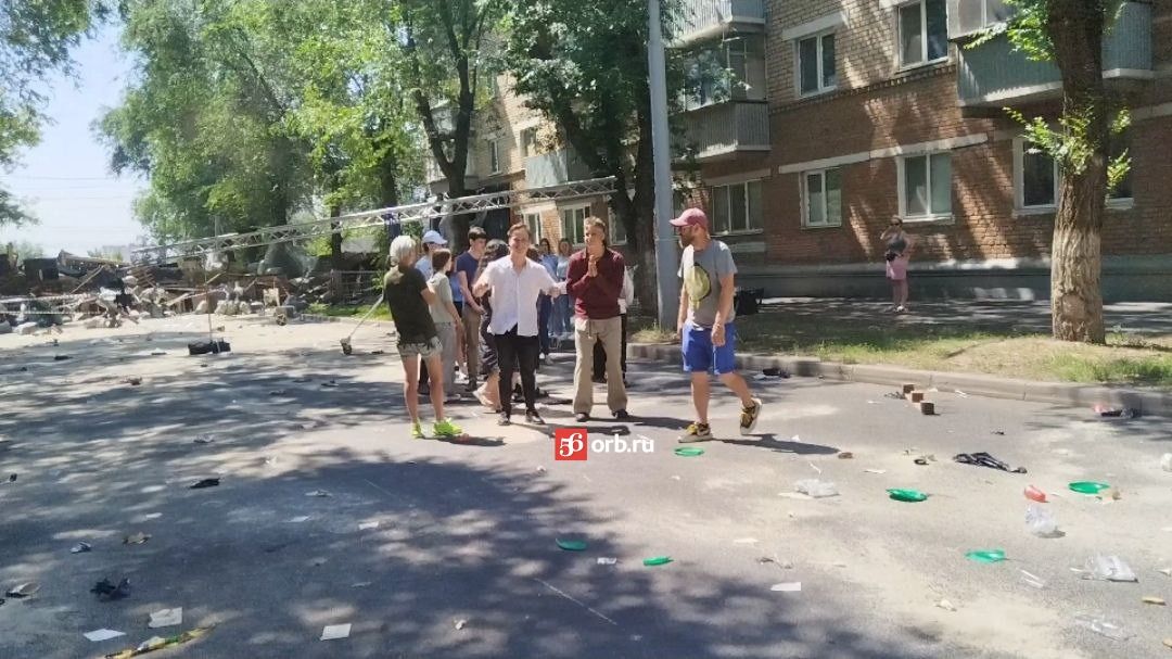 Актеры массовки готовятся к съемкам сцены