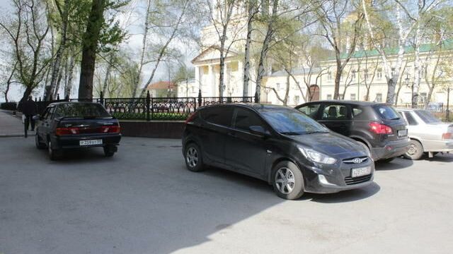 В Перми начались рейды по парковкам на газонах