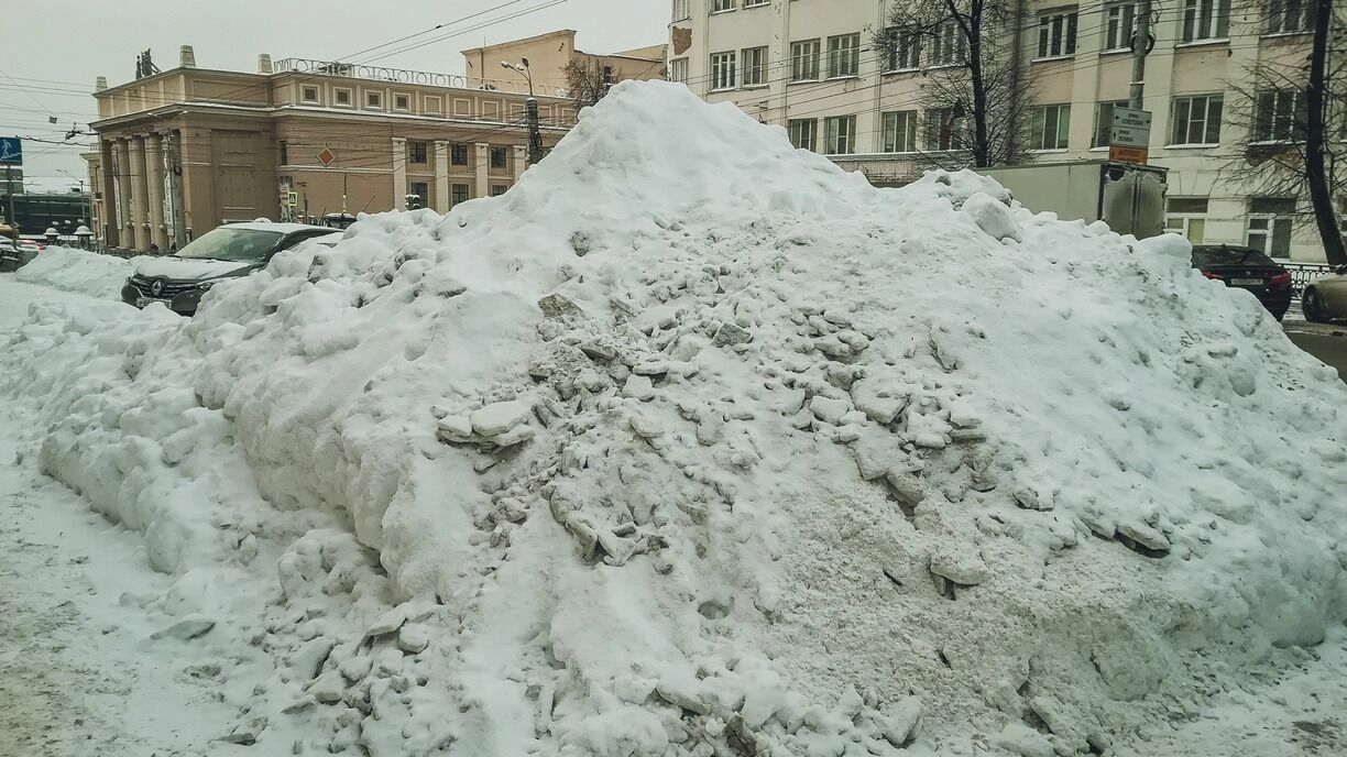 Тюменцы жалуются на некачественную уборку снега во дворах.