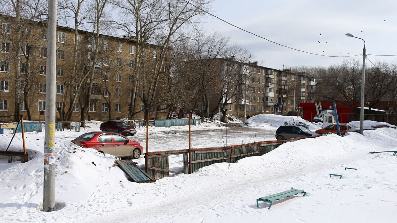 Администрация не ликвидировала автостоянку на Свиязева в обещанный срок