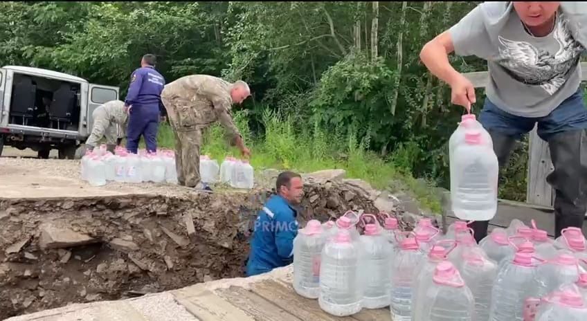 В отрезанные от большой земли села привозят гуманитарную помощь в Приморье