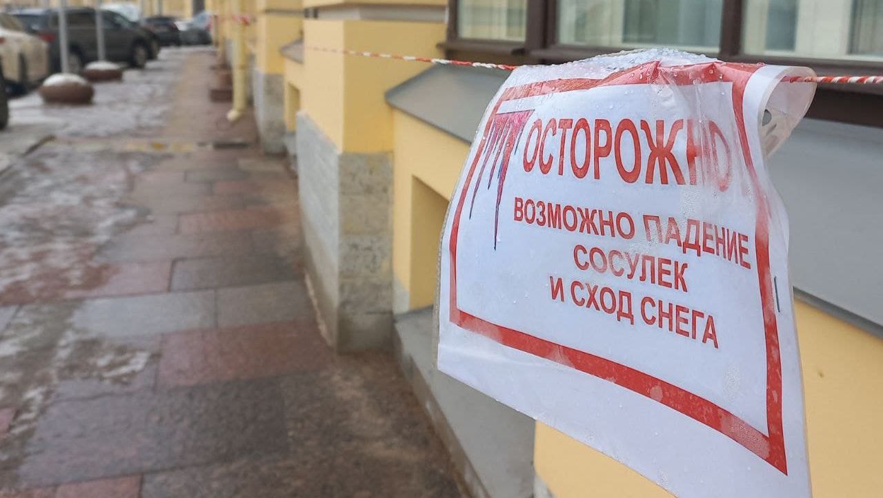 Владелец здания на Шкапина в Петербурге заплатит за упавшую с крыши наледь