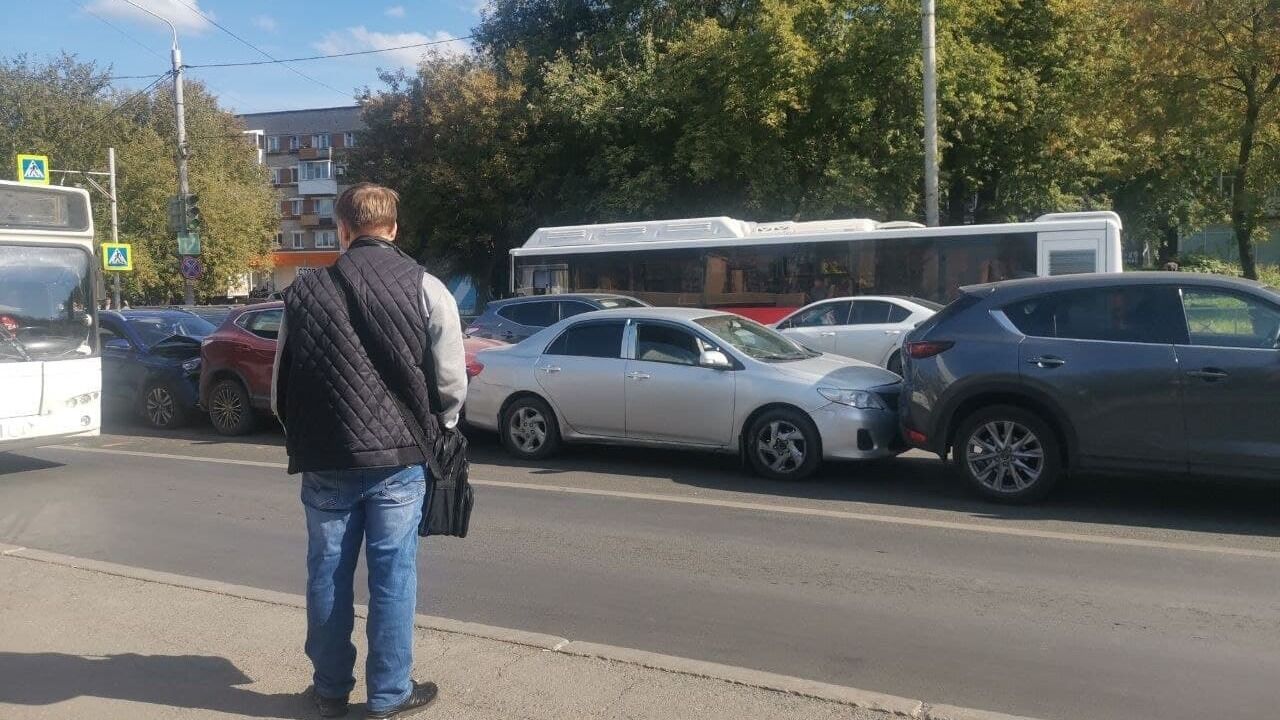 Фотофакт: на шоссе Космонавтов собрался «паровоз» из четырёх иномарок