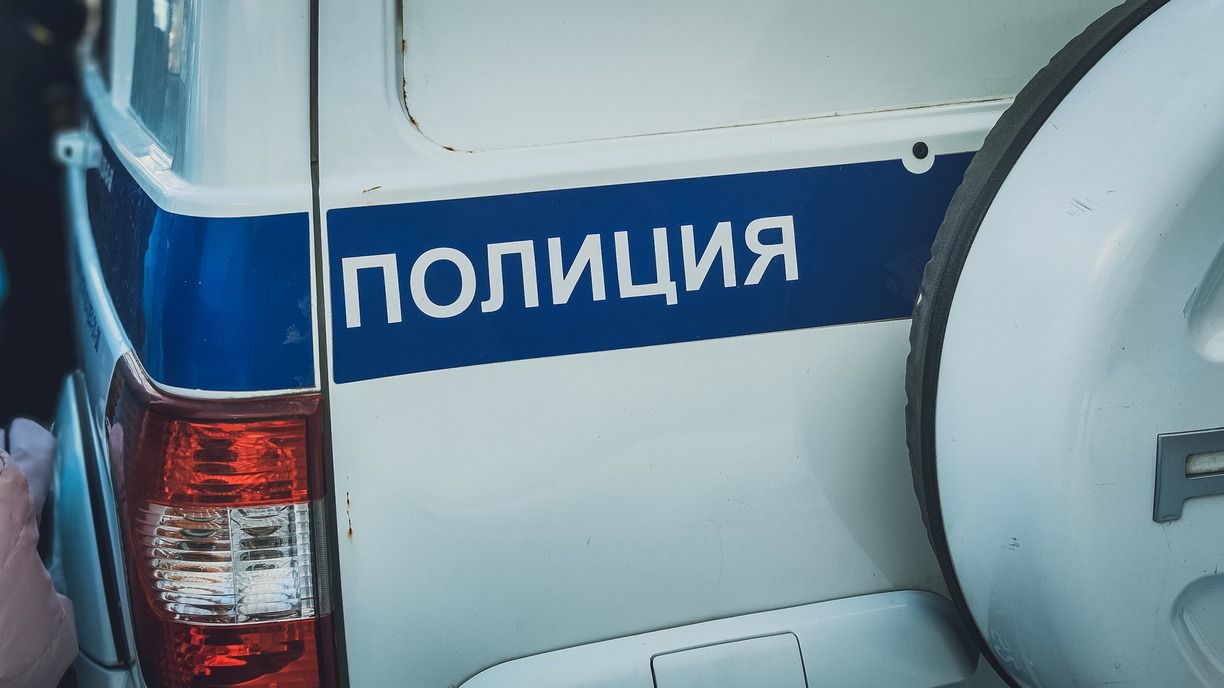 Toyota Crown протаранил полицейский автомобиль в центре Владивостока