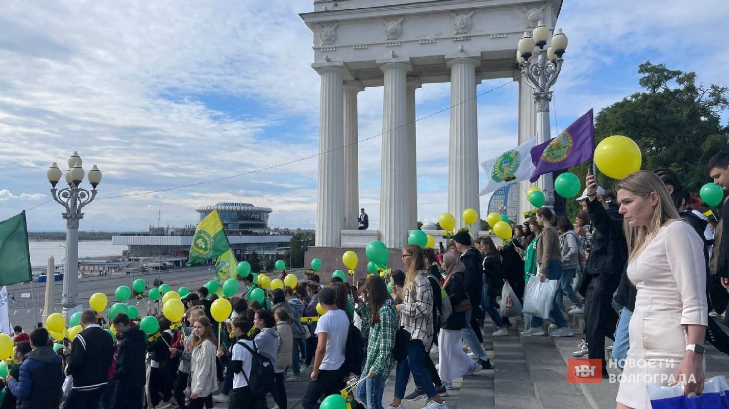 На набережной студенты задержались надолго
