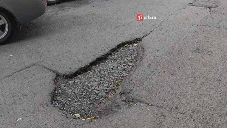 Ямы во дворах Оренбурга волнуют местных жителей