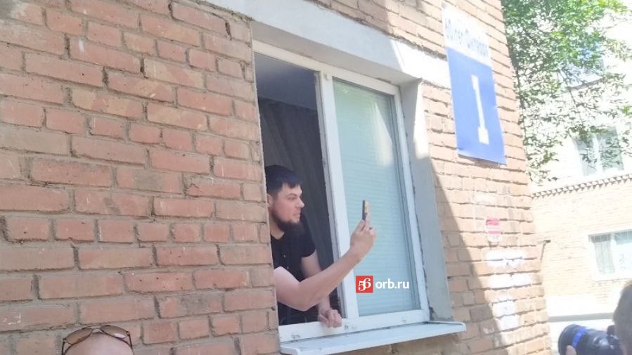 Горожане снимают съемки фильма из своих окон