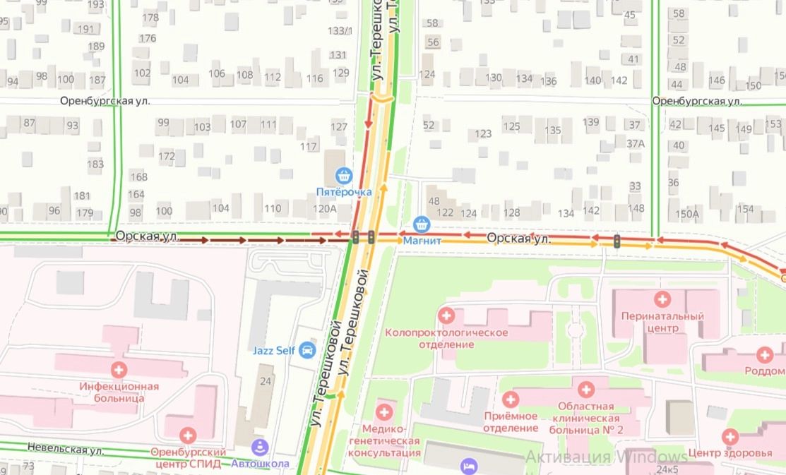 Стоит перекресток улиц Терешковой и Орской.