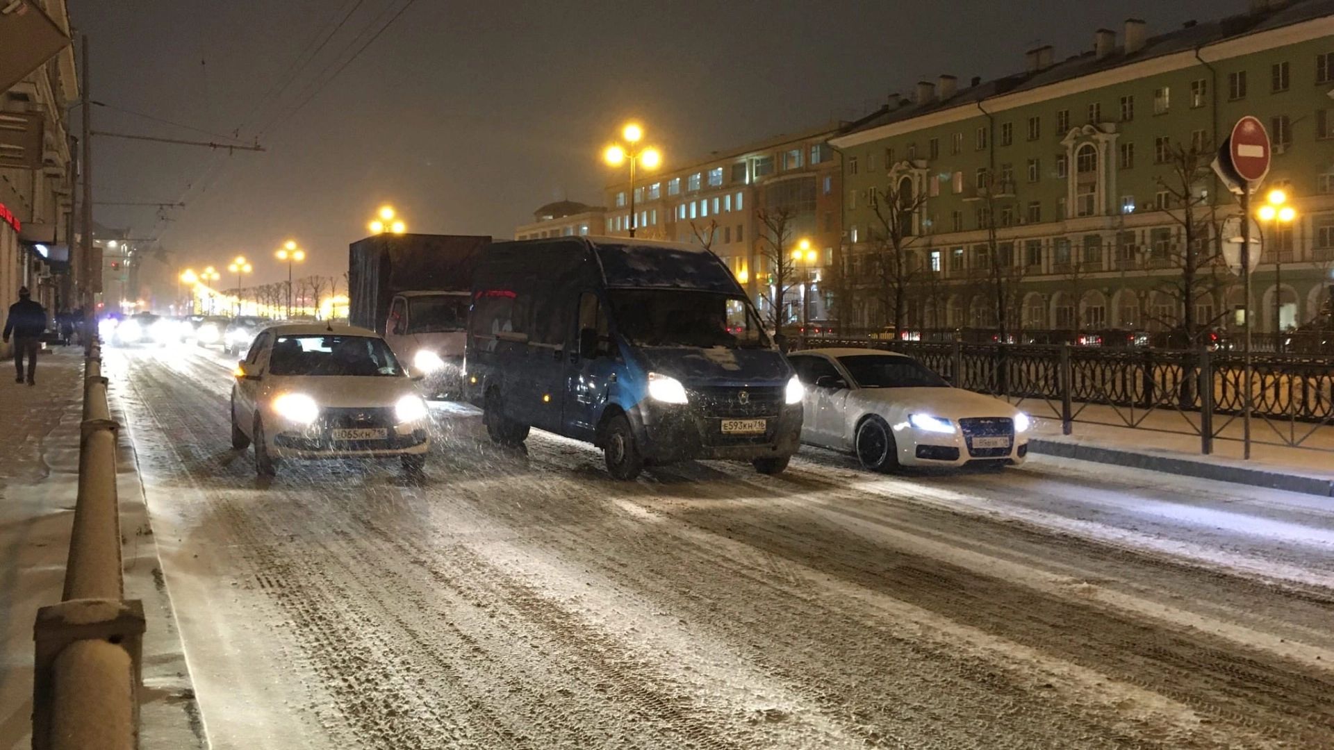 В Челнах и рядом с городом образовались многокилометровые пробки из-за непогоды