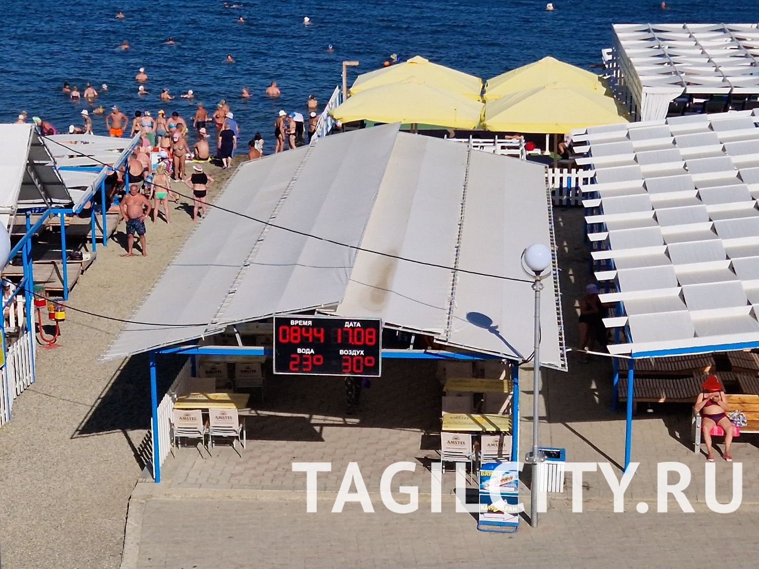 Анапа. Пляж «Высокий берег». Температура воды в море всего 23 градуса.