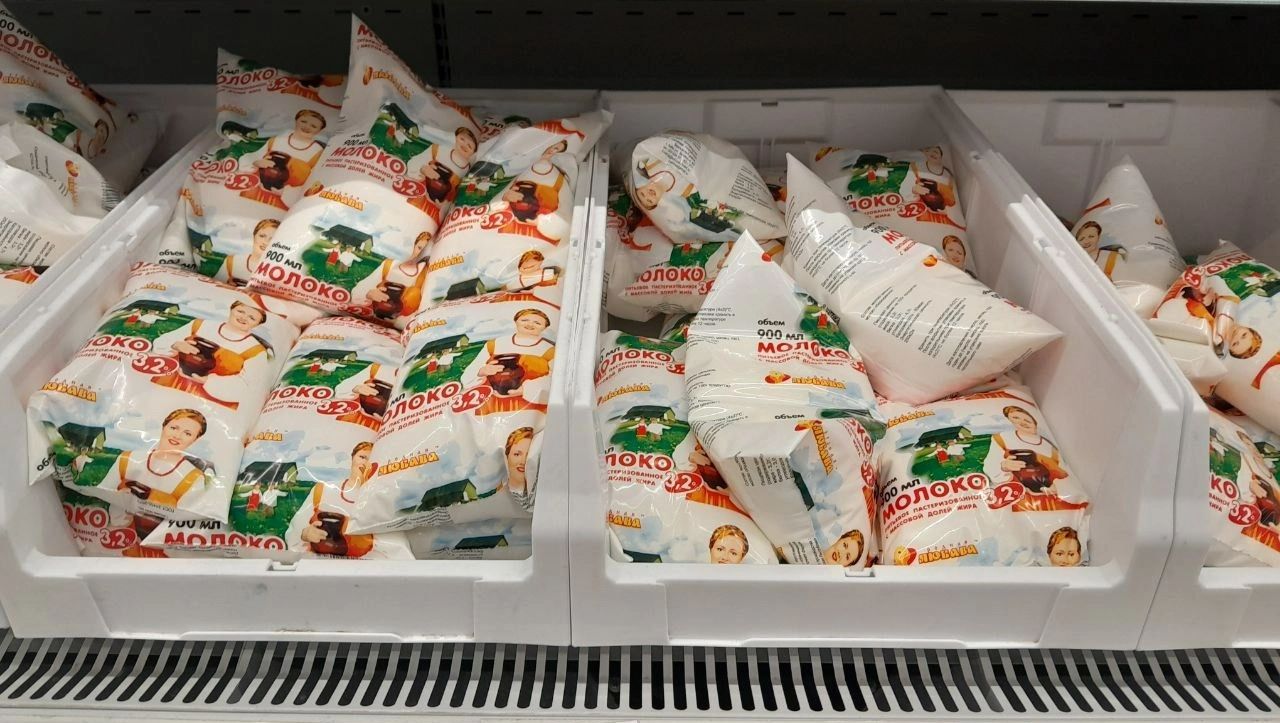 Молоко на полках продуктового магазина