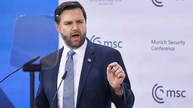 Вэнс указал Зеленскому о недопустимости нападок на Трампа