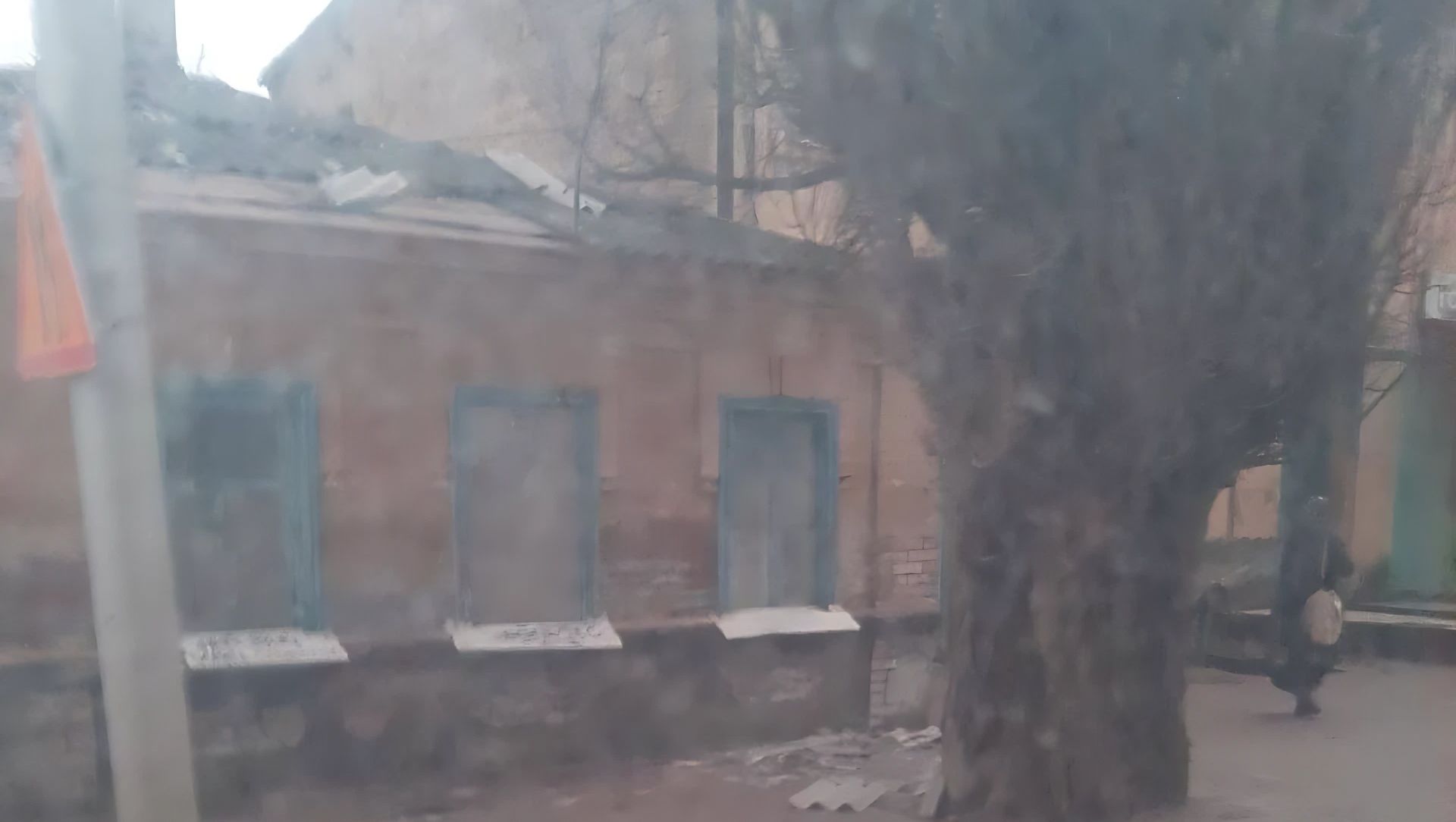 Ураган валит деревья и сносит крыши в Ставрополе