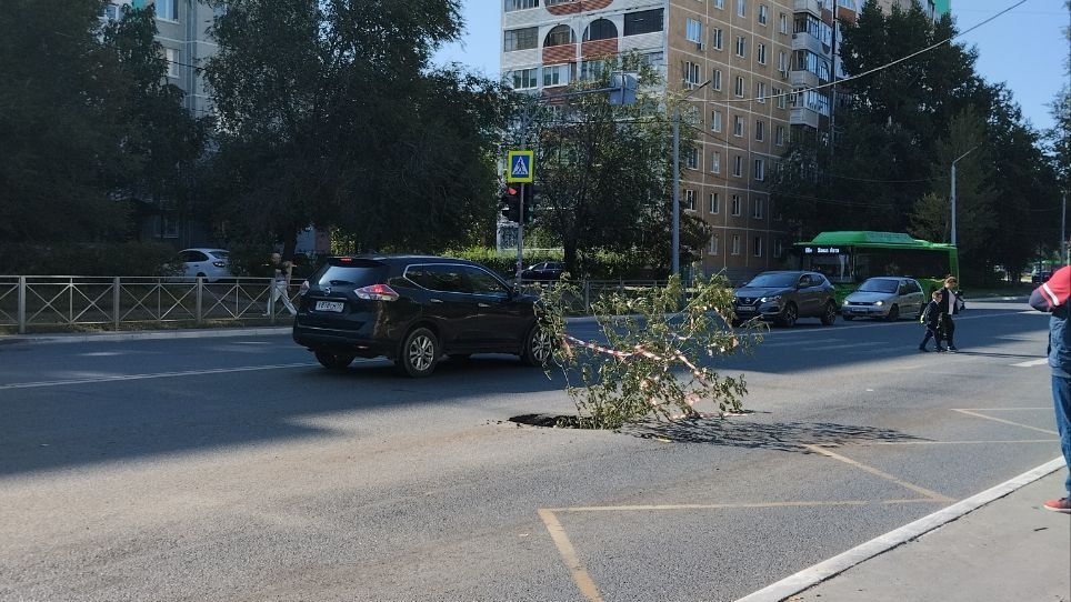Дыра в дороге на улице Джангильдина