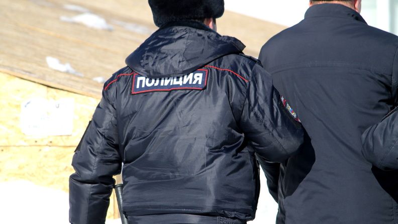 «Маски-шоу»: силовики накрыли «Покерный дом» в Артеме