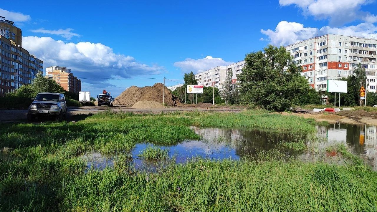 Возле лужи на бульваре Архитекторов стоит ужасная вонь