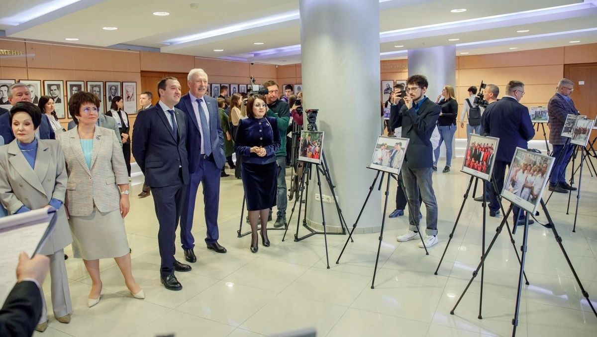В Думе открылась фотовыставка, посвященная 30-летию в новейшей истории