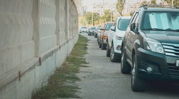 Машины припаркованы у стены