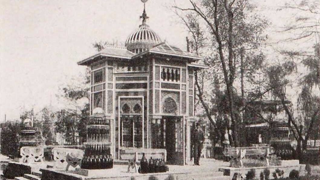 Все посетители выставки 1910 года были просто поражены произведением константиновских стеклоделов. О стеклянном домике с восторгом писали все российские газеты.