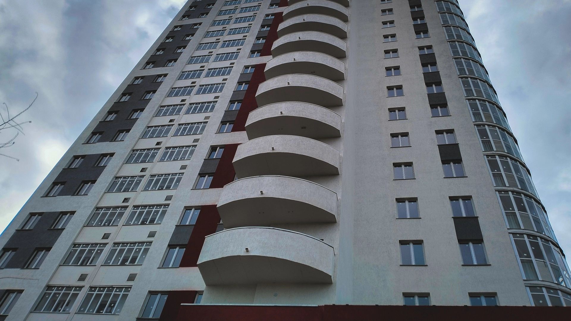 В Екатеринбурге девушка разбилась насмерть после падения из окна