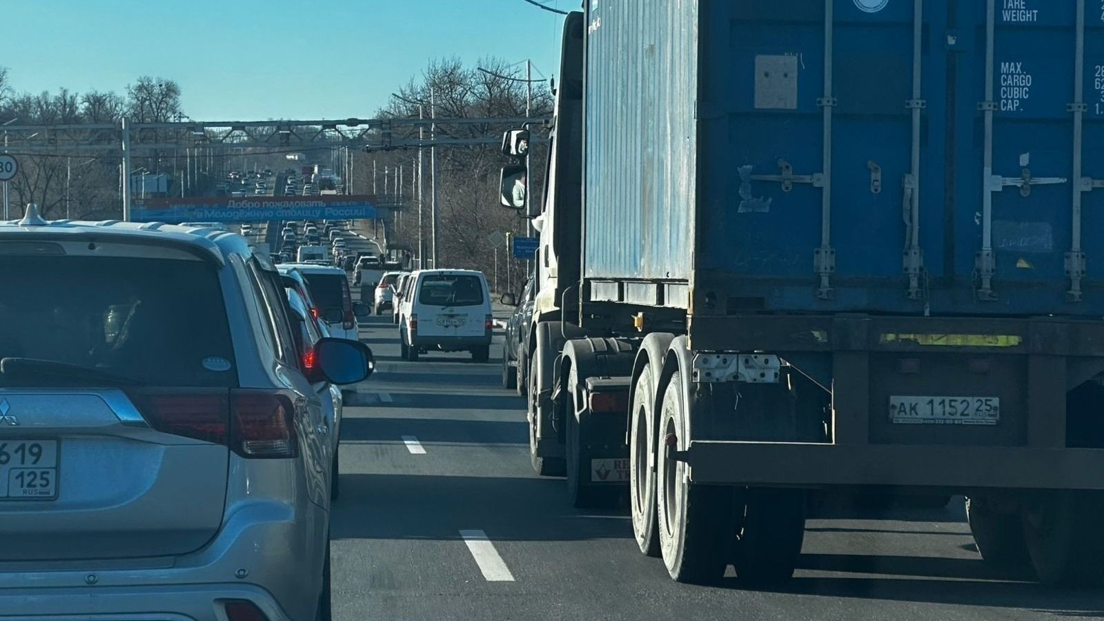 Крупногабаритное ДТП заблокировало движение на объездную трассу Владивостока
