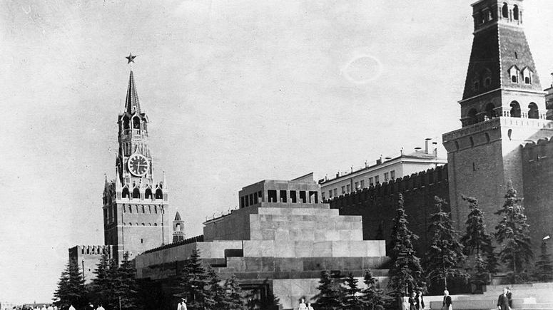 С 1960 года Ленин лежит в мавзолее в пуленепробиваемом саркофаге, изготовленном константиновскими стекольными мастерами.