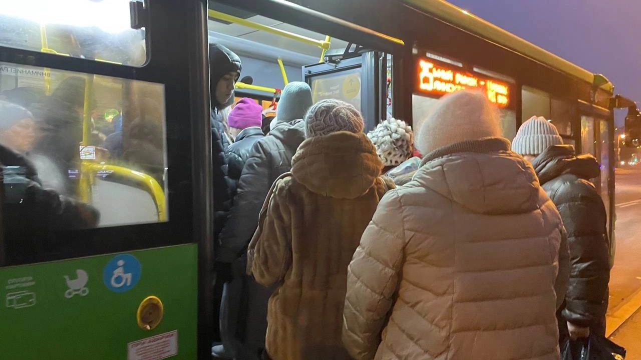 Утренняя очередь в автобус.