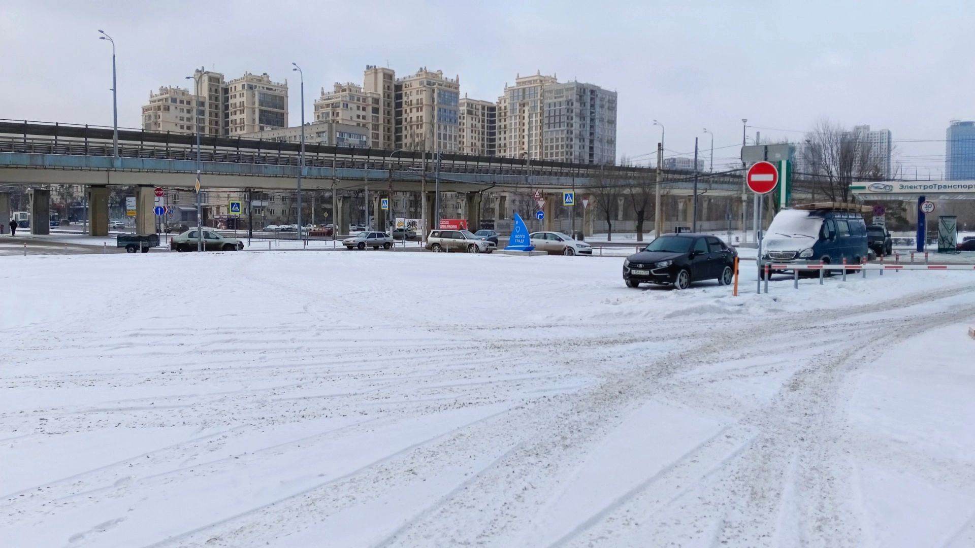 Снег под конец зимы укрыл волгоградские дороги