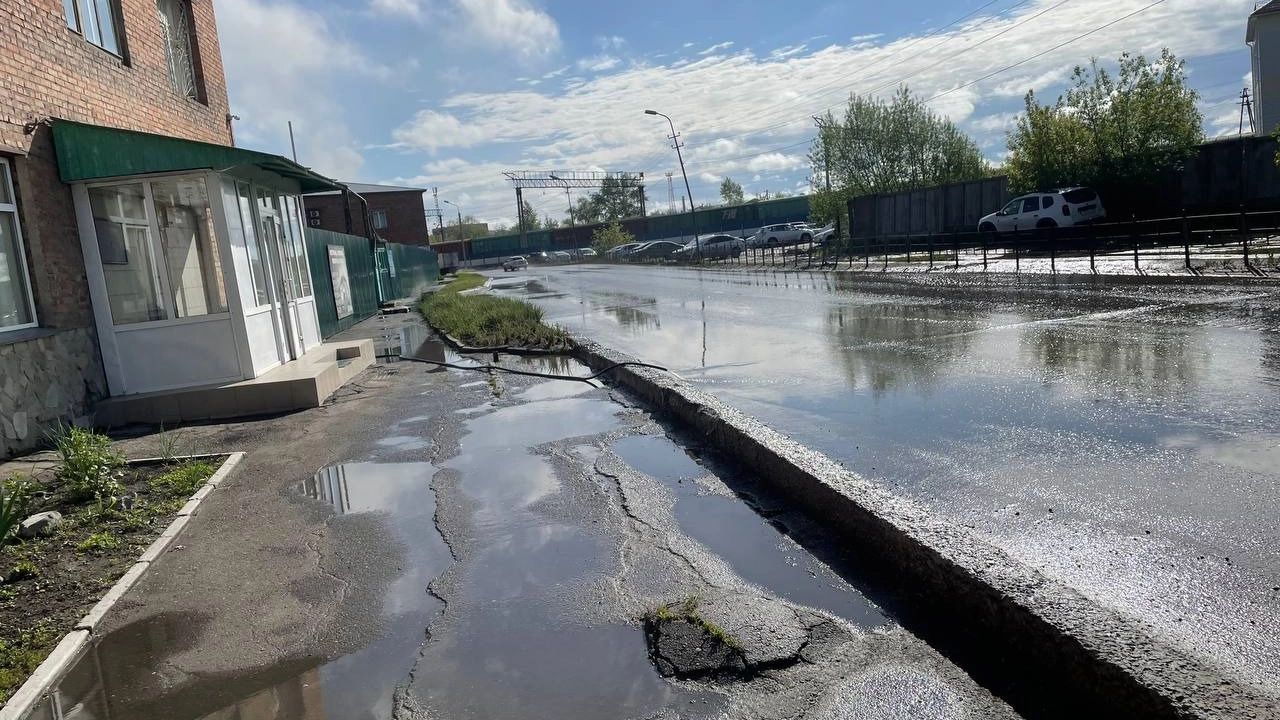 Омичи пожаловались на ИК-6, которая сливает воду прямо на проезжую часть
