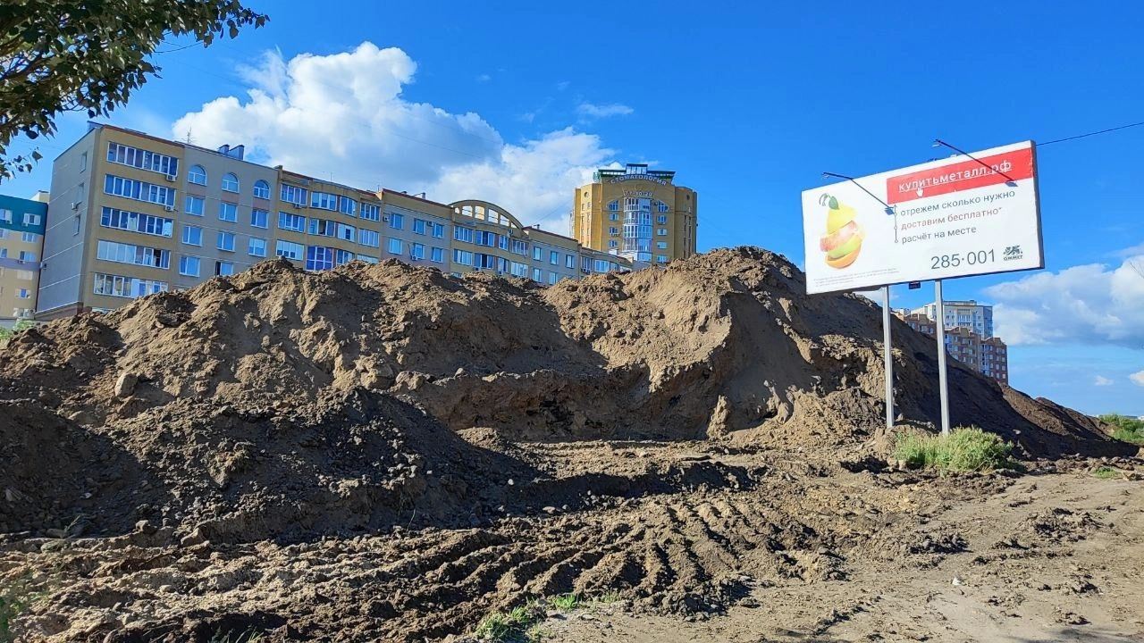 Картину дополняют кучи земли для ремонтных работ