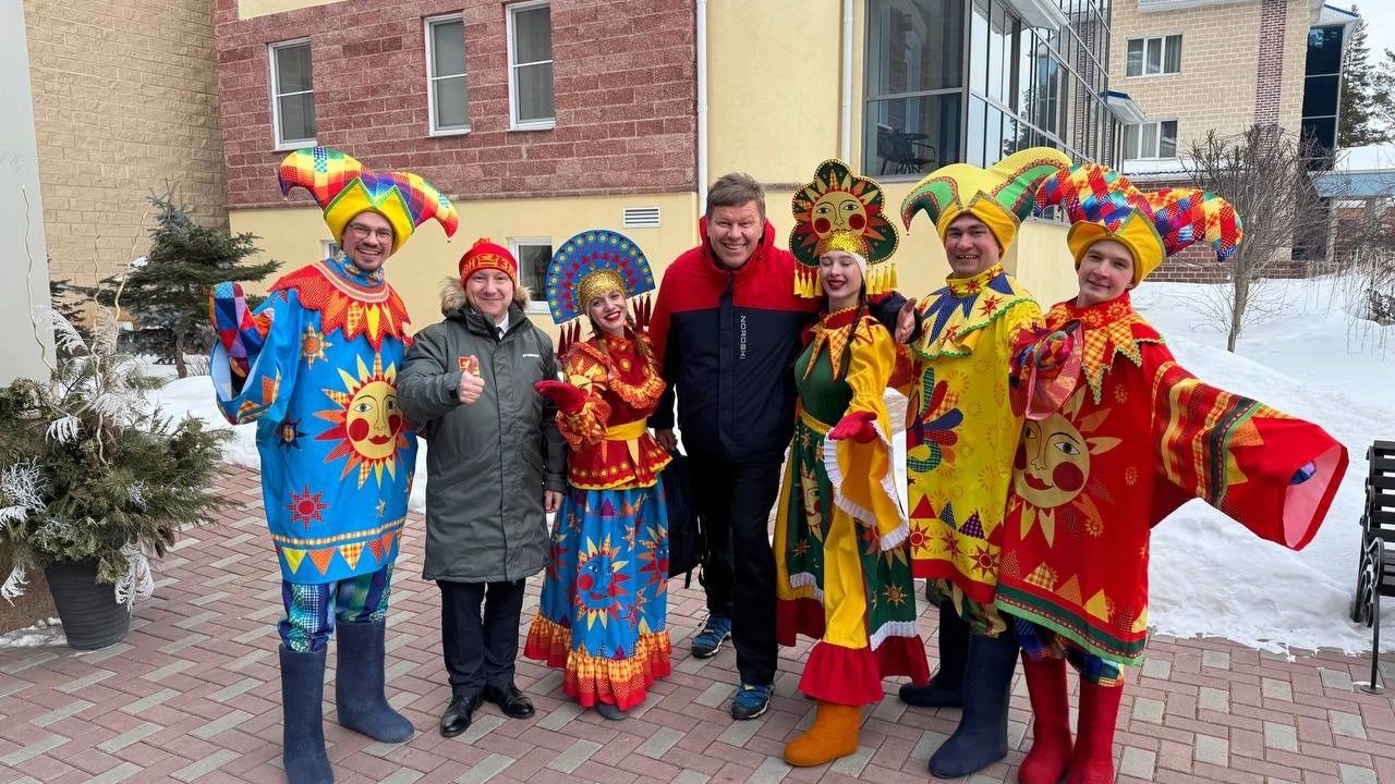 В Златоусте Дмитрия Губерниева встречали мэр и скоморохи