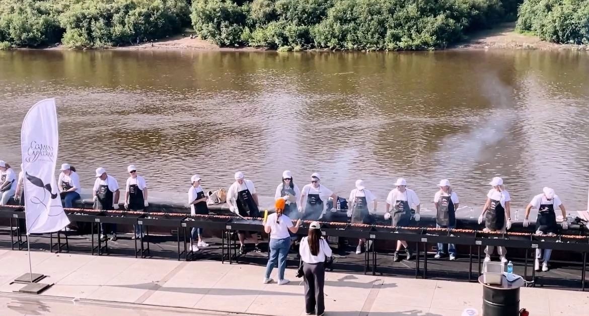 Хотя тюменцы умудряются выживать без тени в жару даже при жарке самого большого шашлыка.
