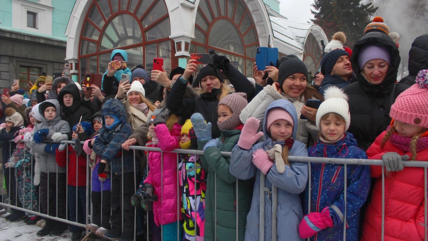 Зрителей пришлось отгородить