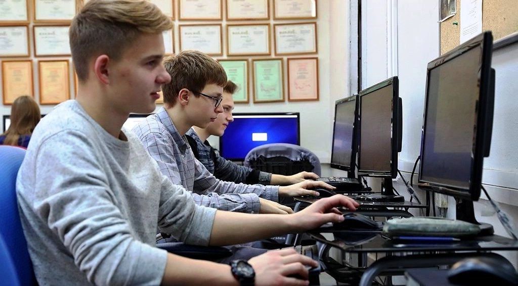 Если юноша учится в 11-м классе и ему уже есть 18 лет, то весенний призыв в армию его касаться не будет