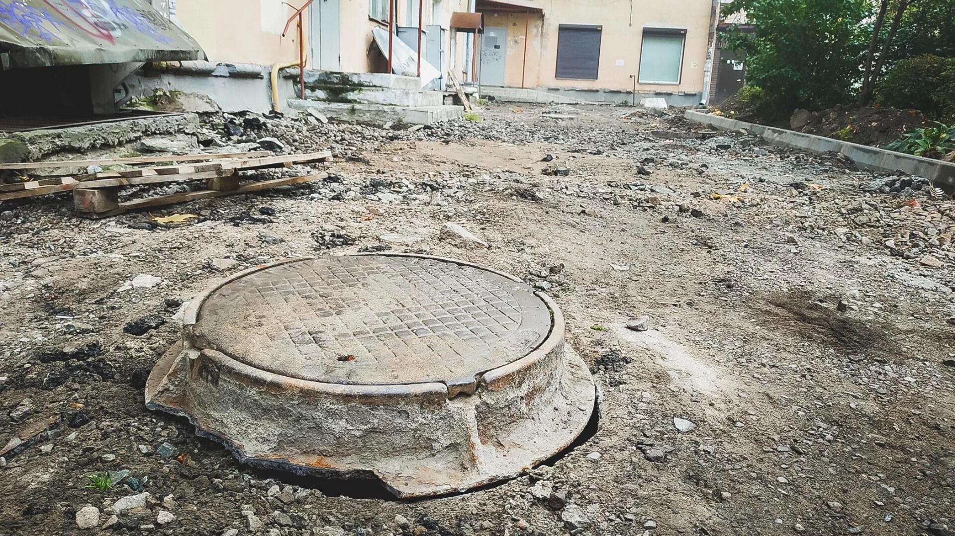 Жительница Екатеринбурга провалилась в открытый люк в Академическом