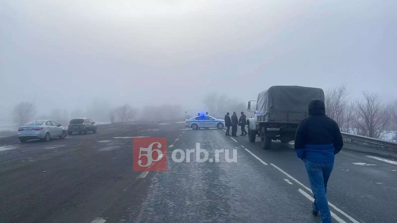 Из-за метели на двух участках трасс в Оренбуржье ввели ограничения транспорта