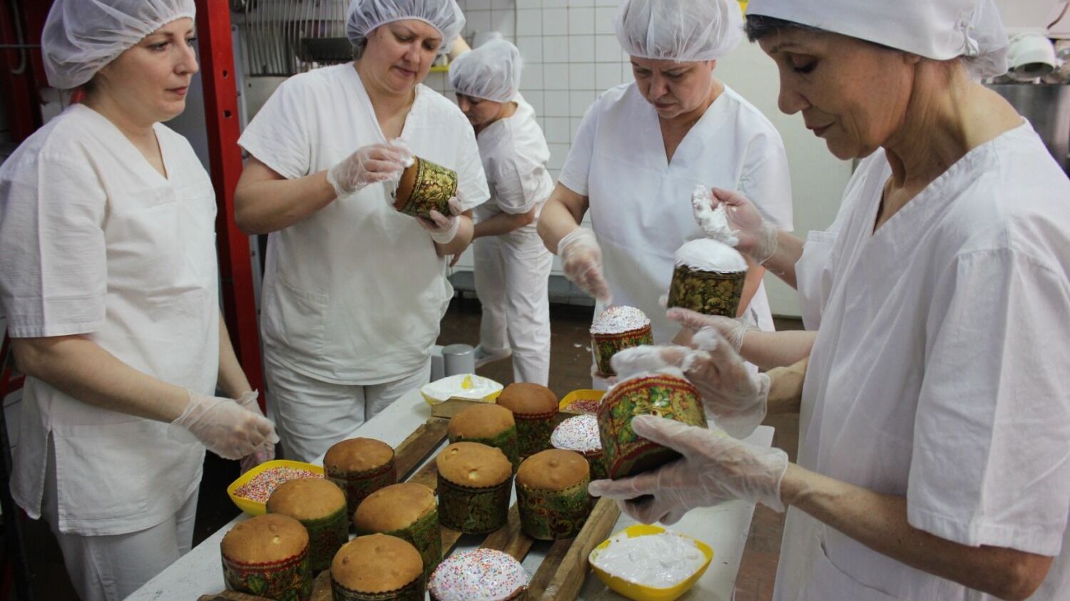 выпечка пасхальных куличей в Белгороде