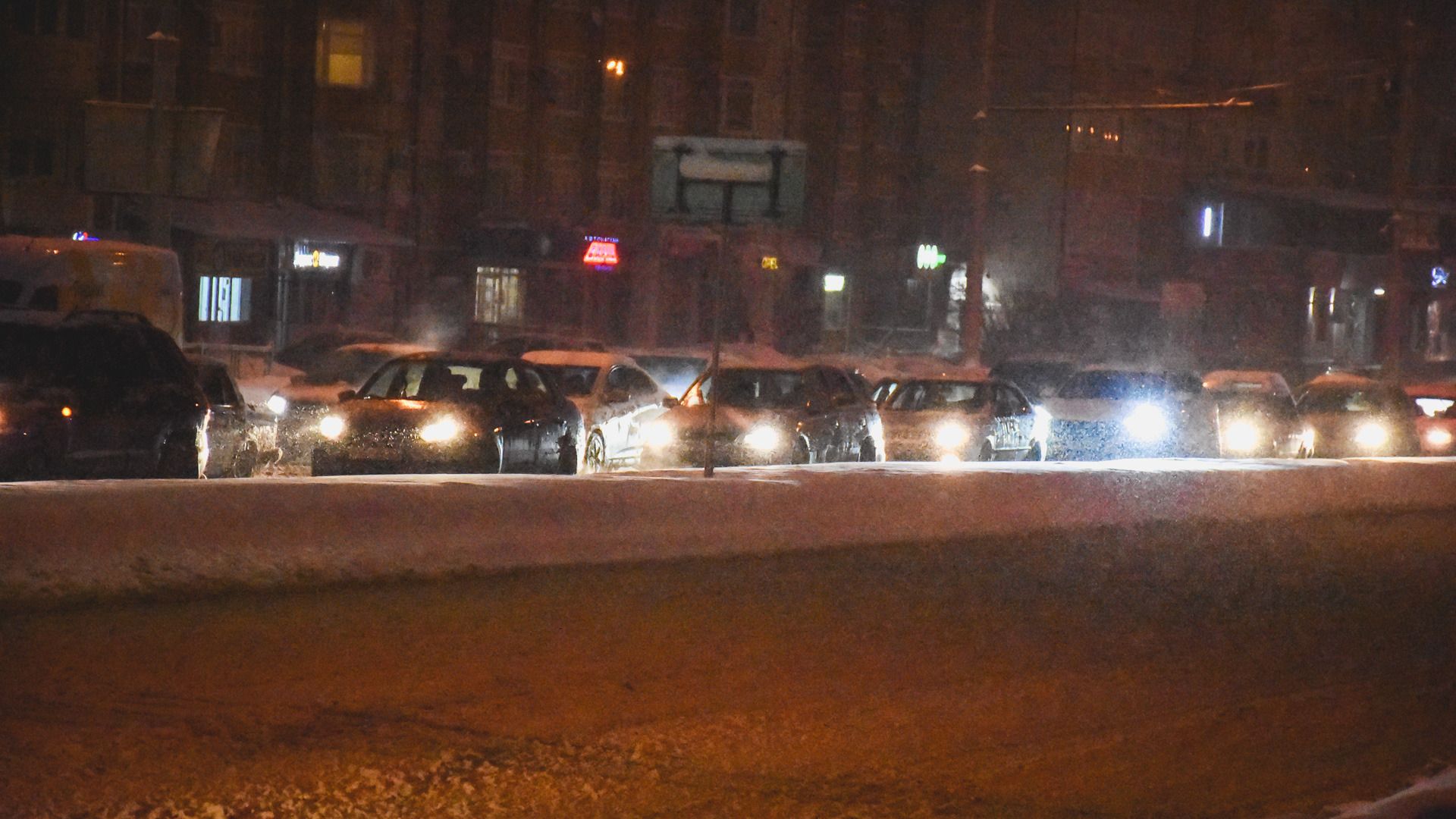 Петербуржцев предупредили о барической депрессии, мокром снеге и гололеде