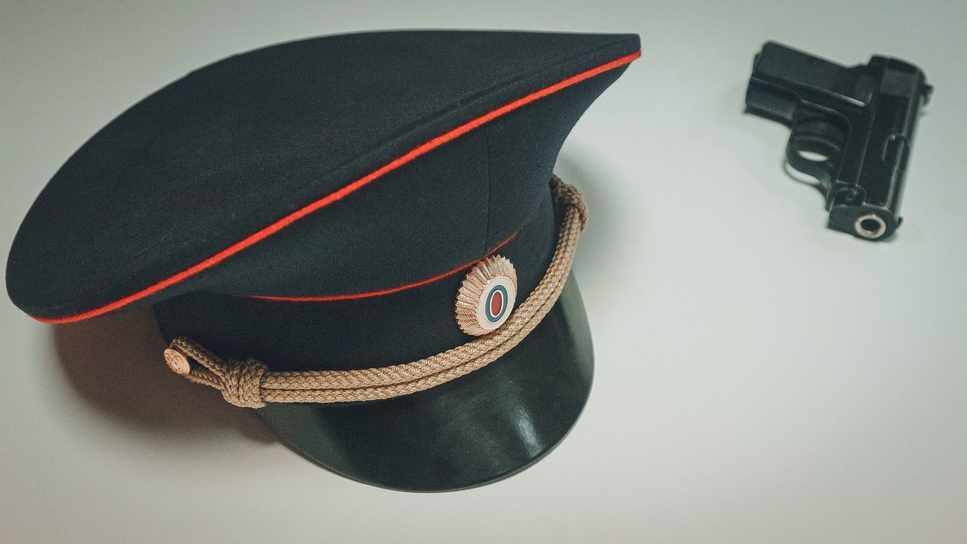 На Ставрополье осудили полицейского за пронос телефона в изолятор