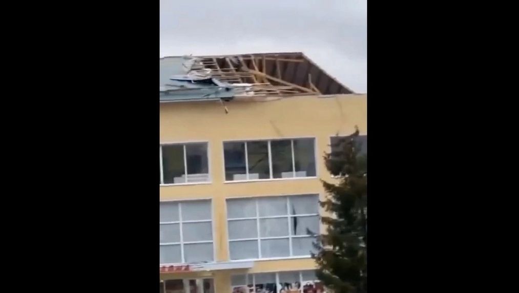 В Сети опубликовали видео с обрушенной из-за сильного ветра крышей