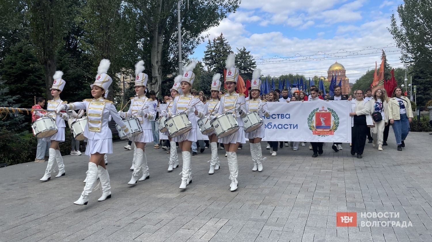 Студенты стартовали с площади Павших Борцов и пошли по Аллее Героев