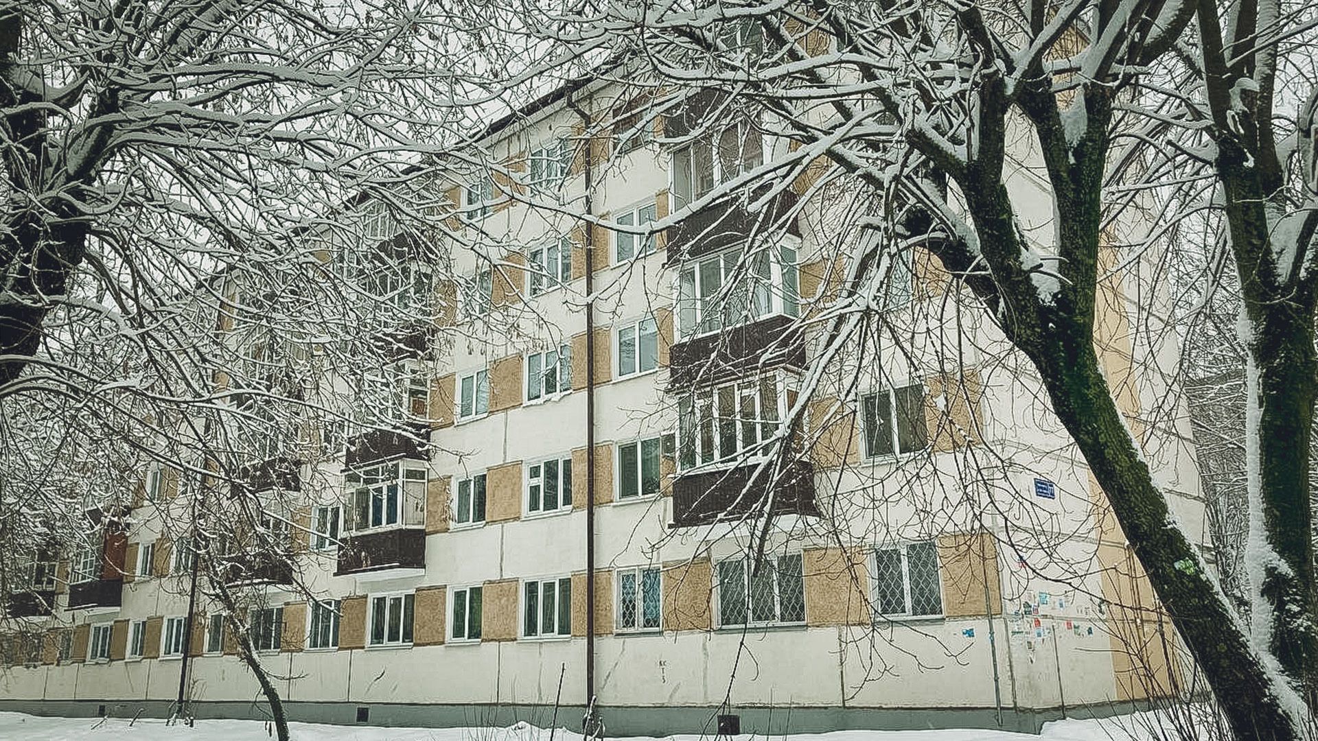 Жители дома в ХМАО подперли обрушающийся балкон железной трубой